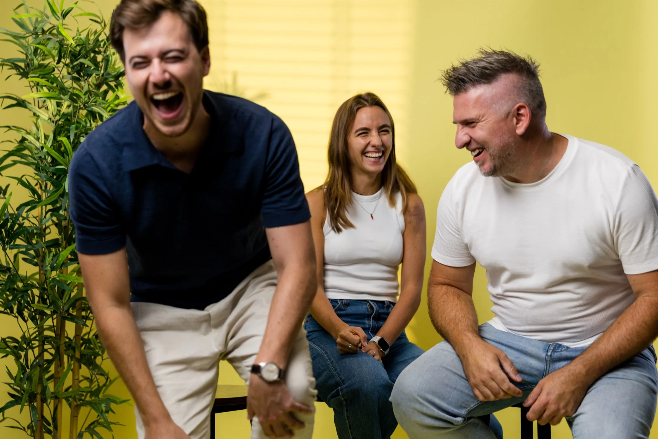 Pascal, Julia und Tommi von wearegiving lachen gemeinsam im Studio